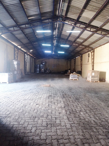 Propiedad Con Oficinas Y Galpones Con Corriente Trif&aacute;sica