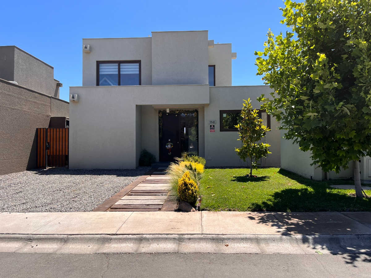 Venta Casa NO 3D en suite Walk-in cl&oacute;set 3B 2E 1Bd Chicureo - Colina
