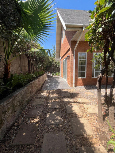 Arriendo Casa NO 2D 1B 2E Los Dominicos - Las Condes