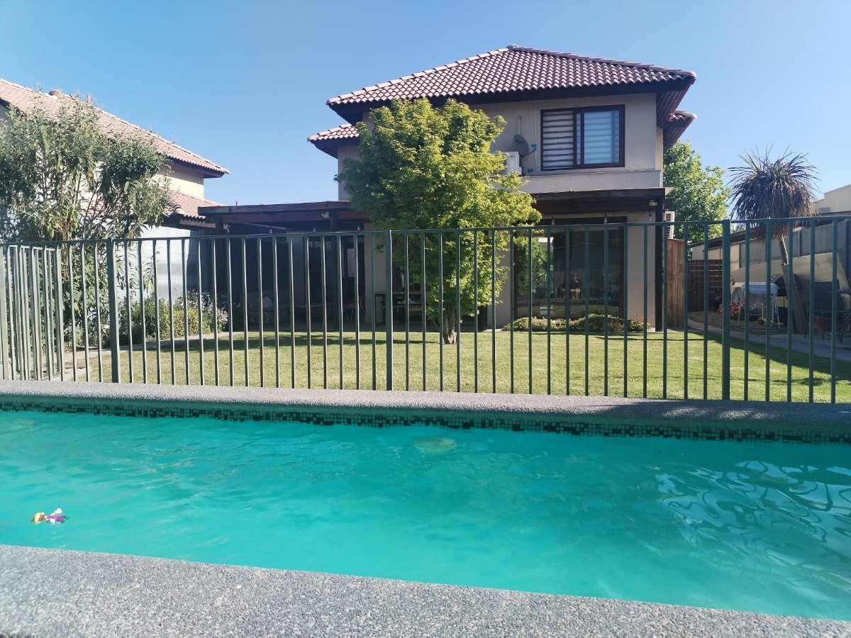 Venta Casa NO 3D 3B 2E 1Bd Chicureo - Colina