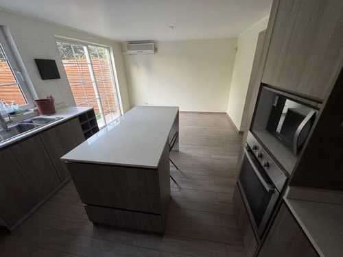 Arriendo Casa 6D en suite Walk-in cl&oacute;set 4B 1E 1B Tabancura - Vitacura