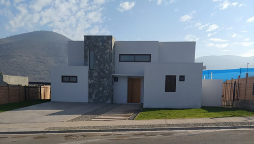 Arriendo Casa NO 4D en suite Walk-in cl&oacute;set 5B 4E 1B Chicureo - Colina