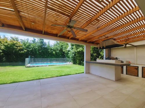 Venta Casa 5D en suite Walk-in cl&oacute;set 5B 4E 1B Chicureo - Colina