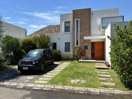 Venta Casa 4D en suite Walk-in cl&oacute;set 4B 2E 1B Chicureo - Colina