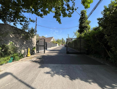 Arriendo Casa NO 2D 1B 2E Los Dominicos - Las Condes