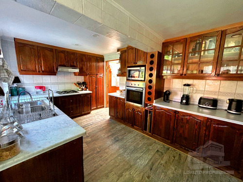 Venta Casa 5D en suite Walk-in cl&oacute;set 4B 4E 1B Metro Sim&oacute;n Bolivar - La Reina