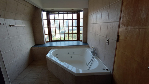 Arriendo Casa NOSP 6D en suite 3B 2E 1B Metro Hernando de Magallanes - Las Condes