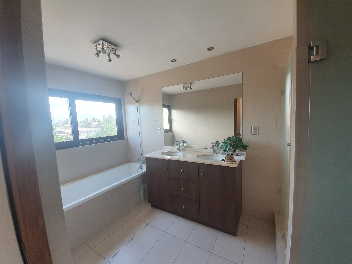 Arriendo Casa NOSP 5D en suite Walk-in cl&oacute;set 5B 10E 1Bd Chicureo - Colina