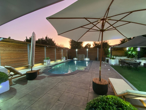 Venta Casa O 5D en suite Walk-in cl&oacute;set 5B 4E 1B Chicureo - Colina