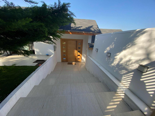 Venta Casa 5D Walk-in cl&oacute;set 4B 1E 1B Los Dominicos - Las Condes