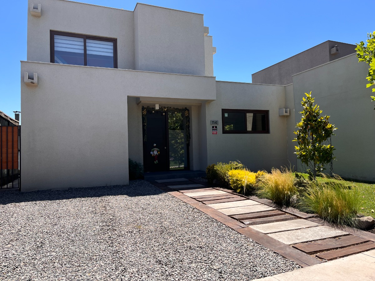 Venta Casa NO 3D en suite Walk-in cl&oacute;set 3B 2E 1Bd Chicureo - Colina