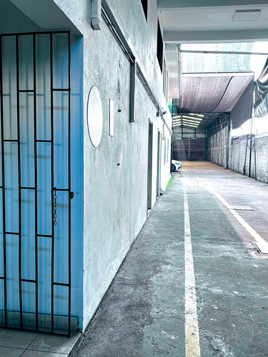 Propiedad Con Galp&oacute;n, Oficinas, Cercana Al Metro. Trif&aacute;sica.