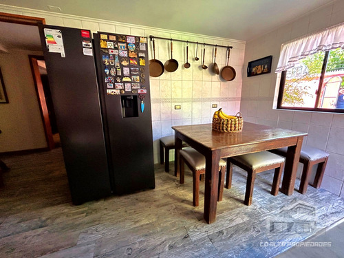 Venta Casa 5D en suite Walk-in cl&oacute;set 4B 4E 1B Metro Sim&oacute;n Bolivar - La Reina