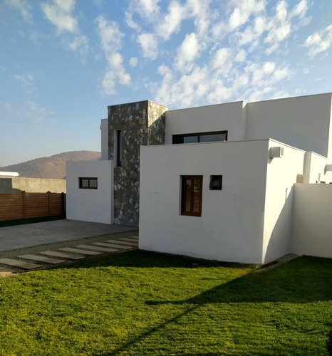 Arriendo Casa NO 4D en suite Walk-in cl&oacute;set 5B 4E 1B Chicureo - Colina