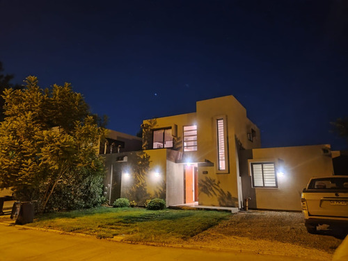 Arriendo Casa 4D en suite Walk-in cl&oacute;set 4B 3E Chicureo - Colina