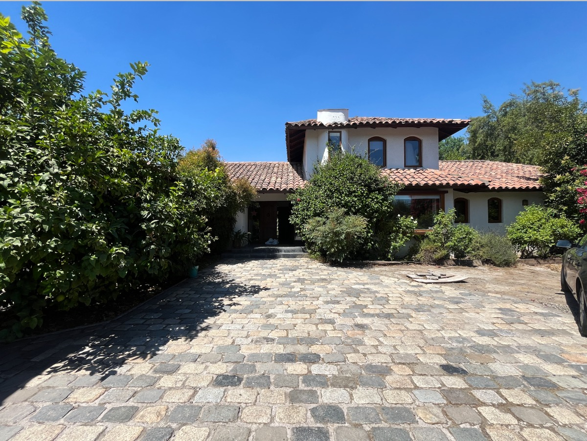 Arriendo Casa NO 5D en suite Walk-in cl&oacute;set 4B 8E 1Bd Chicureo - Colina