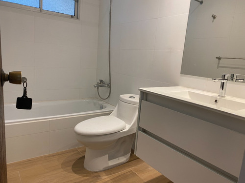 Arriendo Casa 4D en suite Walk-in cl&oacute;set 4B 2E 1B San Carlos de Apoquindo - Las Condes