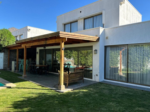 Venta Casa 4D en suite Walk-in cl&oacute;set 4B 2E 1B Chicureo - Colina