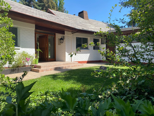 Arriendo Casa 4D en suite Walk-in cl&oacute;set 4B 2E 1B San Carlos de Apoquindo - Las Condes