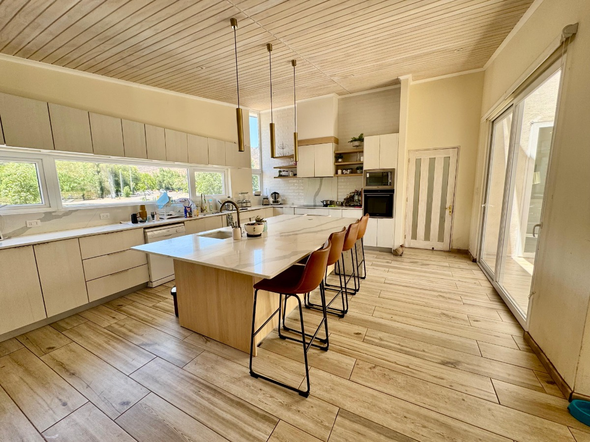 Venta Casa O 4D en suite Walk-in cl&oacute;set 4B 4E 1Bd Chicureo - Colina