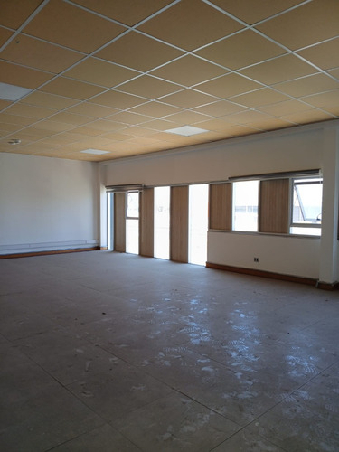 Moderna Bodega Con Oficina Y Showroom Frente A La Radial