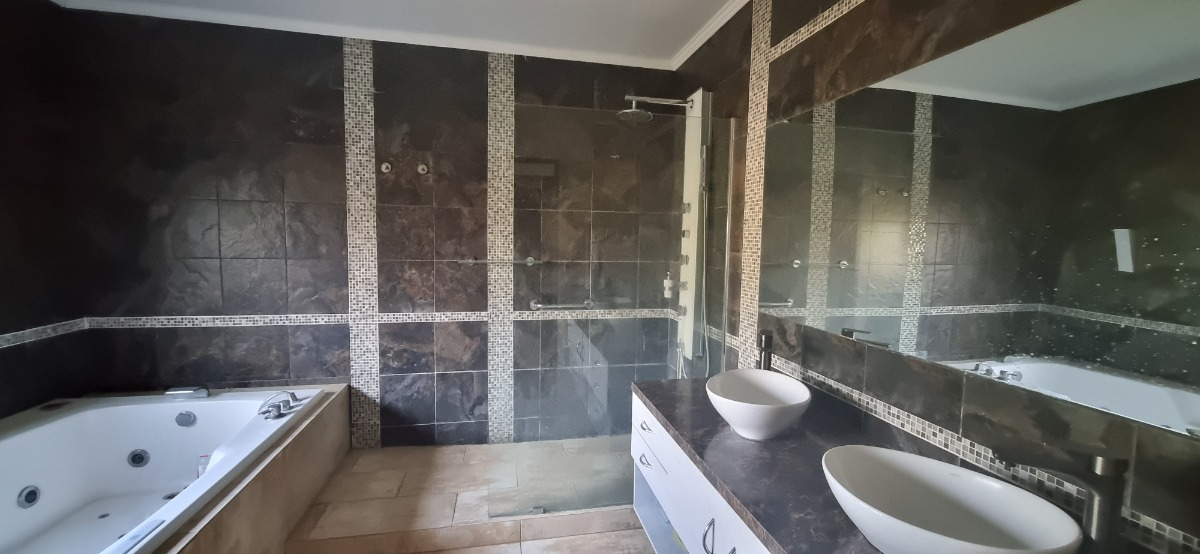 Venta Casa O 4D en suite Walk-in cl&oacute;set 4B 4E 1Bd Chicureo - Colina