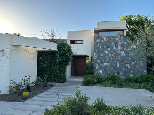 Arriendo Casa NP 5D en suite Walk-in cl&oacute;set 8B 5E 2B Chicureo - Colina