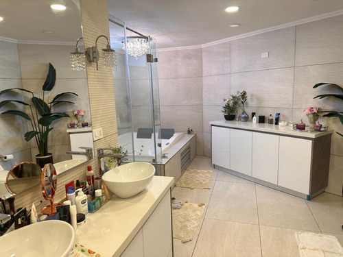 Arriendo Casa NO 4D en suite Walk-in cl&oacute;set 6B 2E 1B Los Dominicos - Las Condes