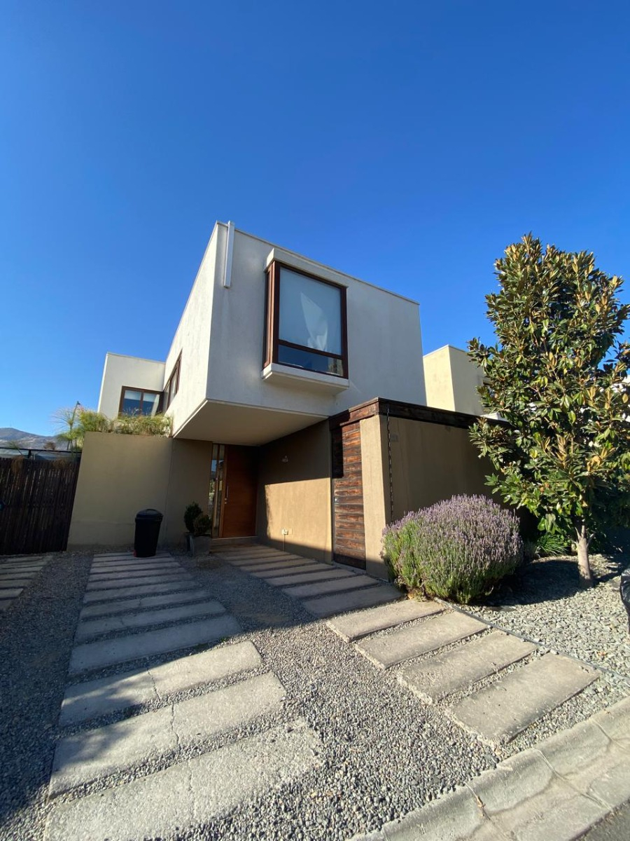 Venta Casa NO 4D en suite Walk-in cl&oacute;set 4B 2E 1Bd Chicureo - Colina