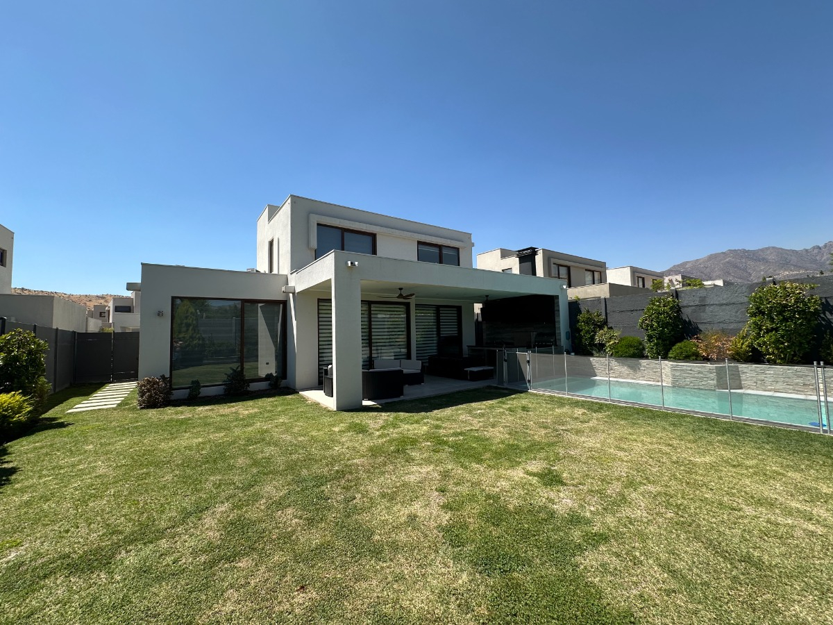 Venta Casa NO 4D en suite Walk-in cl&oacute;set 4B 2E 1Bd Chicureo - Colina