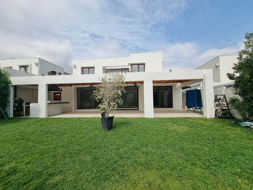 Venta Casa 5D en suite Walk-in cl&oacute;set 5B 4E 1B Chicureo - Colina