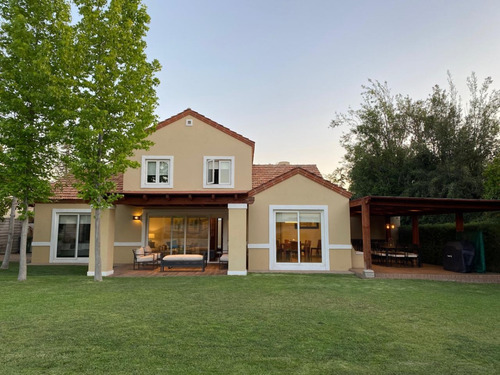 Venta Casa N 4D en suite Walk-in cl&oacute;set 4B 2E Chicureo - Colina