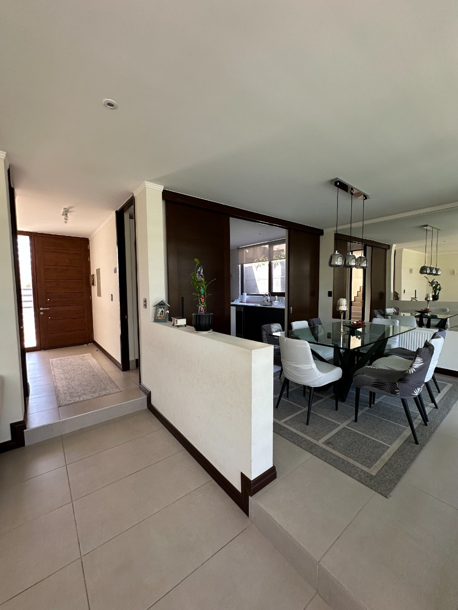 Venta Casa NO 4D en suite Walk-in cl&oacute;set 4B 2E 1Bd Chicureo - Colina